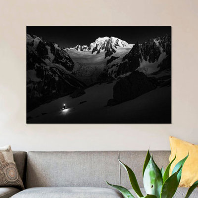Un grimpeur sur le glacier du Moine, avec le Mont Blanc en arrière-plan, Chamonix, France par Alex Bisse - reproduction d'art sur toile