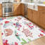 Tapis d'intérieur blanc lavable à la machine, motif aquarelle de Noël avec cadeaux et herbes.-209065519