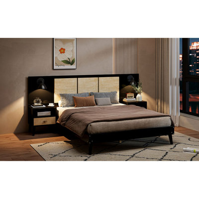 Grand cadre de lit en bois massif avec 2 tables de chevet pratiques et lampes, mélange pour une chambre à coucher bien rangée en noir et lampes. Bois, style tendance