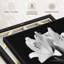 Impression sur toile monochrome Madonna Lily-100705196