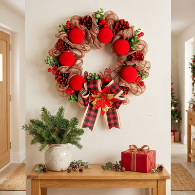 Couronne de Noël à carreaux rouge avec lumières Red Buffalo, couronne de porte avant illuminée de 15,7 pouces avec boules de velours, pommes de pin, baies rouges et nœud écossais pour la décoration des Fêtes