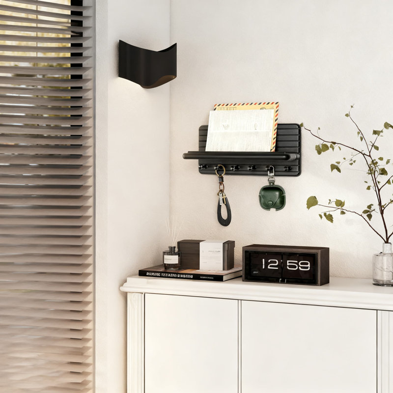Porte-clés maison de campagne avec tablette flottante, organisateur mural en bois de pin rustique avec 6 crochets pour le hall d'entrée, le salon et la chambre