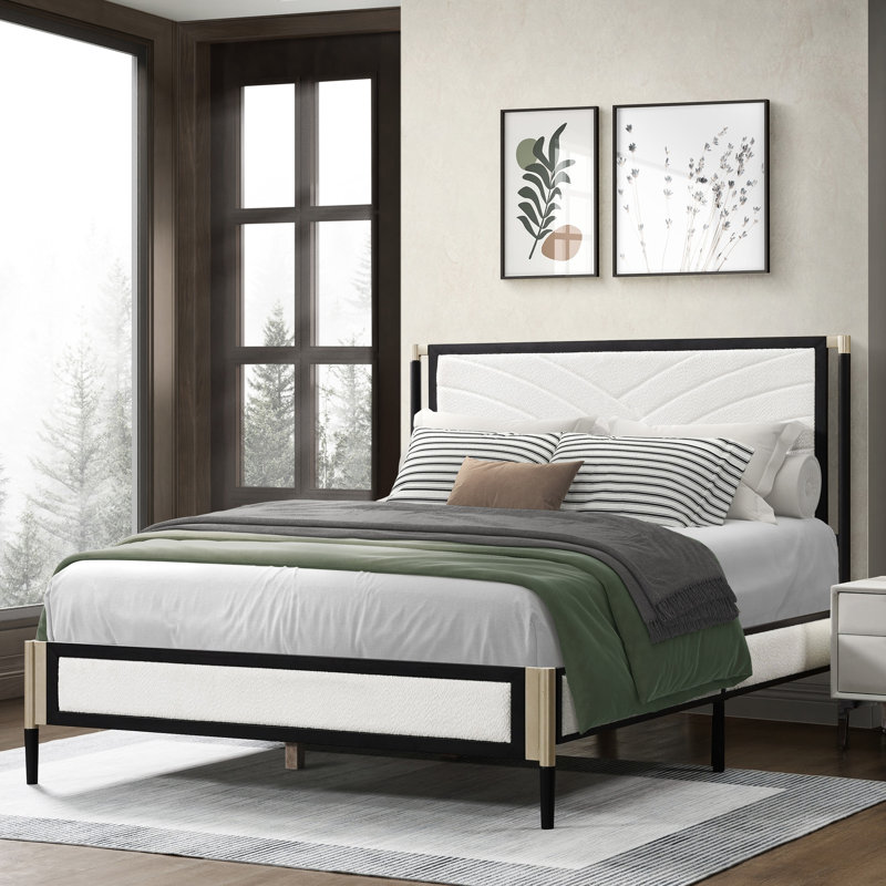 Grand lit avec tête de lit en tissu blanc bouclé, cadre champagne argenté et noir, lattes silencieuses pour un sommeil réparateur, structure en métal de 800 lb, système de plateforme de tête de lit assemblée dans la chambre à coucher Quiet Nights,