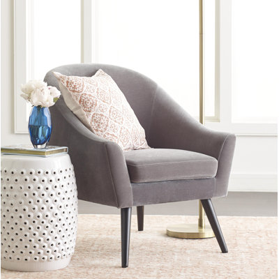 Fauteuil d'appoint Elle Decor Laurel Velvet, revêtement en velours, 70 cm de largeur, accoudoirs encastrés et accoudoirs en bois massif