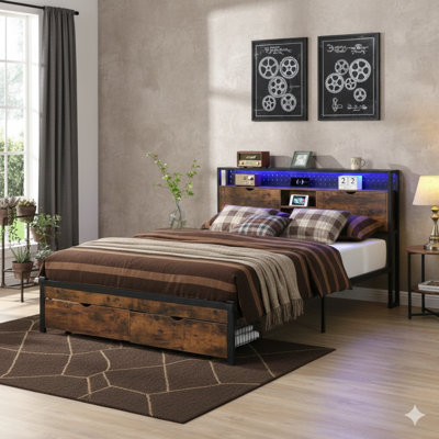 Très grande base de lit plateforme en métal avec une tête et un pied de lit en bois. Comprend une station de charge USB, 2 tiroirs, un rangement et des lumières DEL. Aucun sommier requis, facile à assembler.