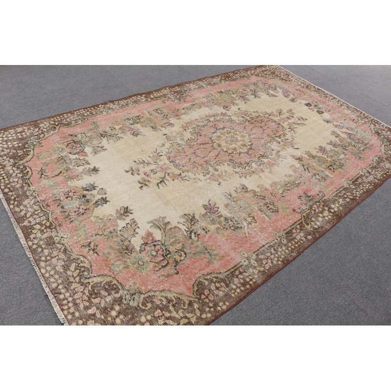 Tapis turc de style antique avec des motifs floraux dans des tons roses et beiges parfaits pour la décoration intérieure