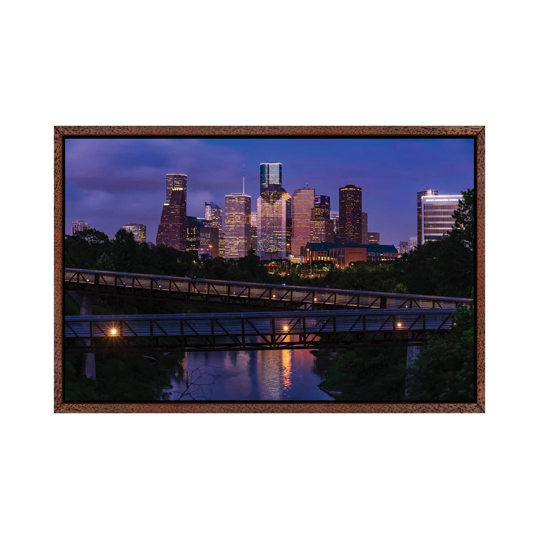 Erhöhter Gehweg über Buffalo Bayou bei Nacht mit der Skyline der Innenstadt im Hintergrund, Houston, Texas