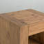 Table de bout Harlan avec rangement spacieux et roulettes lisses, parfaites pour les espaces de vie modernes et élégants.