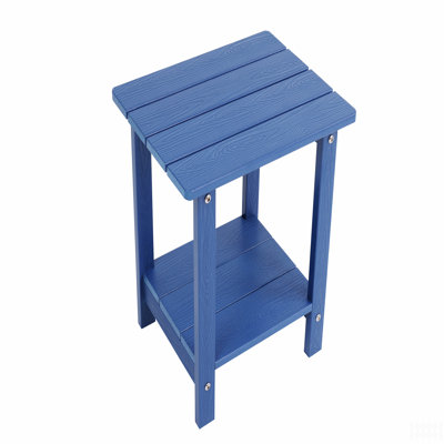 Une table d'appoint imitation bois texturée en bois, simple mais avec une texture riche. Elle est livrée avec un petit plateau de table et est idéale pour les pique-niques en plein air