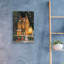  «Cristmas House» par Olga Grebennik, art mural en verre acrylique, 16 po x 24 po