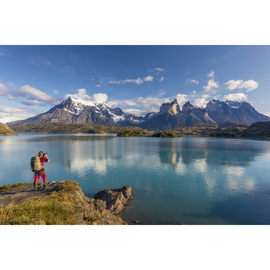 Fotograf In Torres Del Paine Am Lago Pehoe von DieterMeyrl - Druck auf Leinwand ohne Rahmen