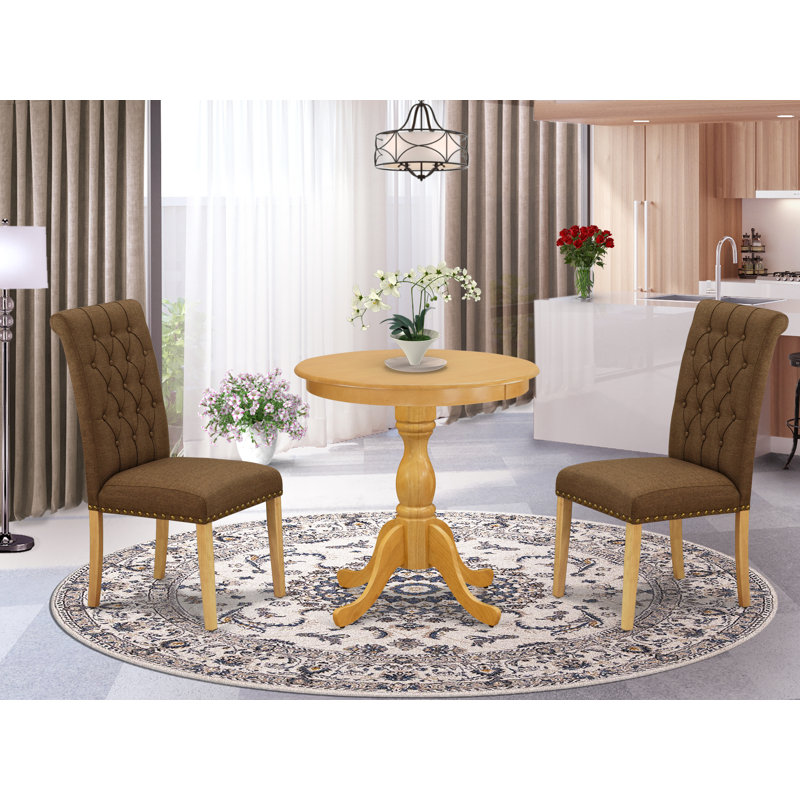 L'ensemble 3 pièces de table et chaises de cuisine comprend une table de salle à manger ronde avec piédestal et 2 chaises Parsons en tissu brun, chêne