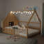 Lit en bois avec fenêtre et clôture