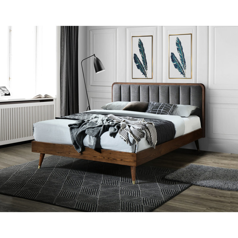 Grand lit Mid-Century moderne: système de support à lattes en bois massif et en métal, pieds en métal de couleur dorée, revêtement en lin non tapissier requis pour le confort du matelas