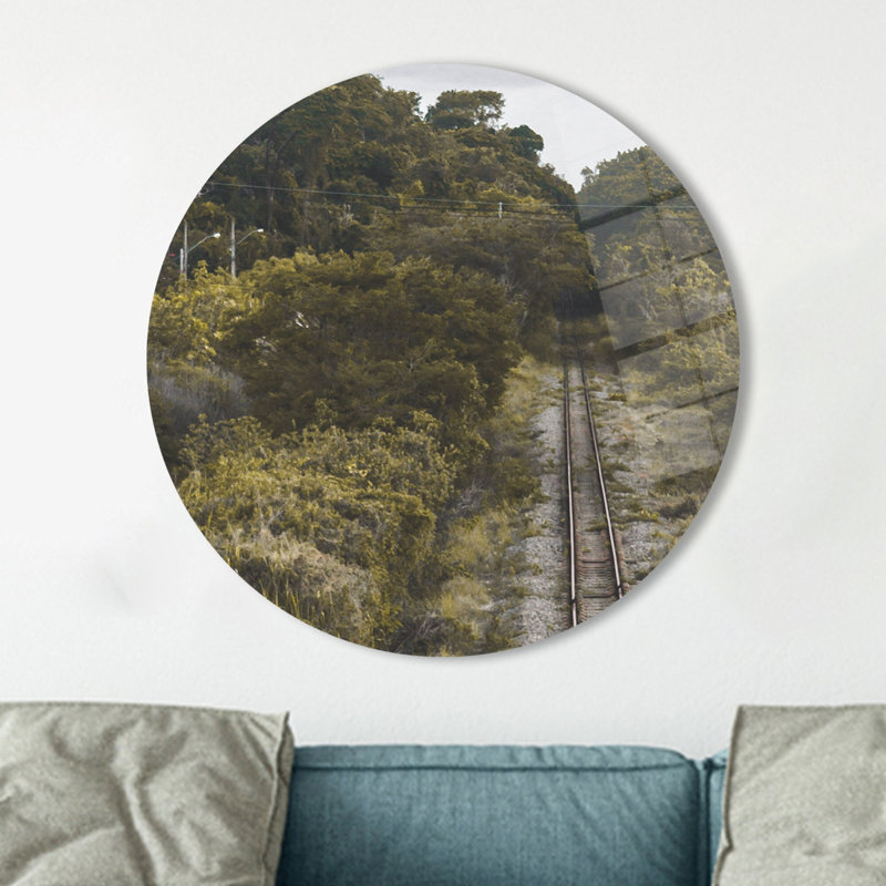 Train train au milieu d'un paysage de forêt imprimé sur un art mural en verre décoratif offrant à la fois une esthétique et une sensation naturelle à votre décor