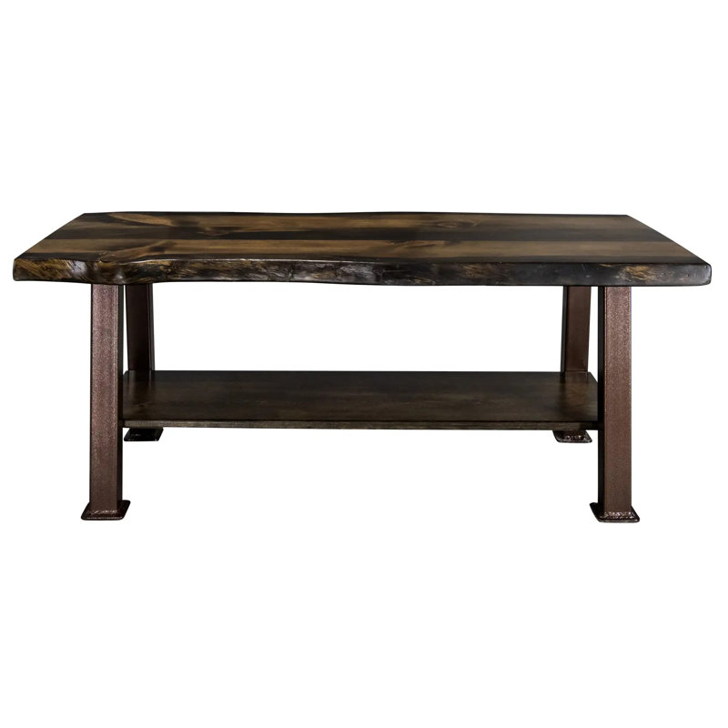 Table basse avec tablettes Navarra Collection Live Edge, pieds en fer forgé de la série Copper Creek, teinture jacobine et finition laquée transparente