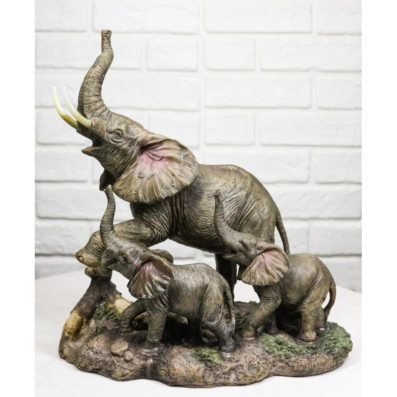 Figurine triomphante entrée safari père et 2 veaux sur fond de forêt