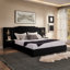 Très grande base de lit tapissier avec tissu en velours, motif à rayures verticales et table de chevet intégrée pour une simplicité moderne-325606205-326146013