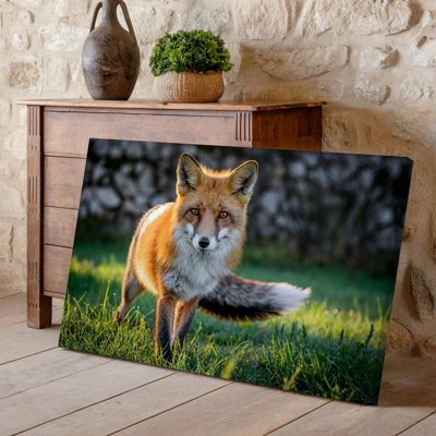 Toile, gros plan sur un renard roux majestueux, art gracieux sur fond vert luxuriant