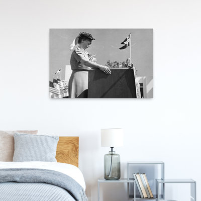 Années 30, première dame, Eleanor Roosevelt, debout, parler en public sur un podium à la foire mondiale de New York, rétro, rétro, portrait de ville, art mural