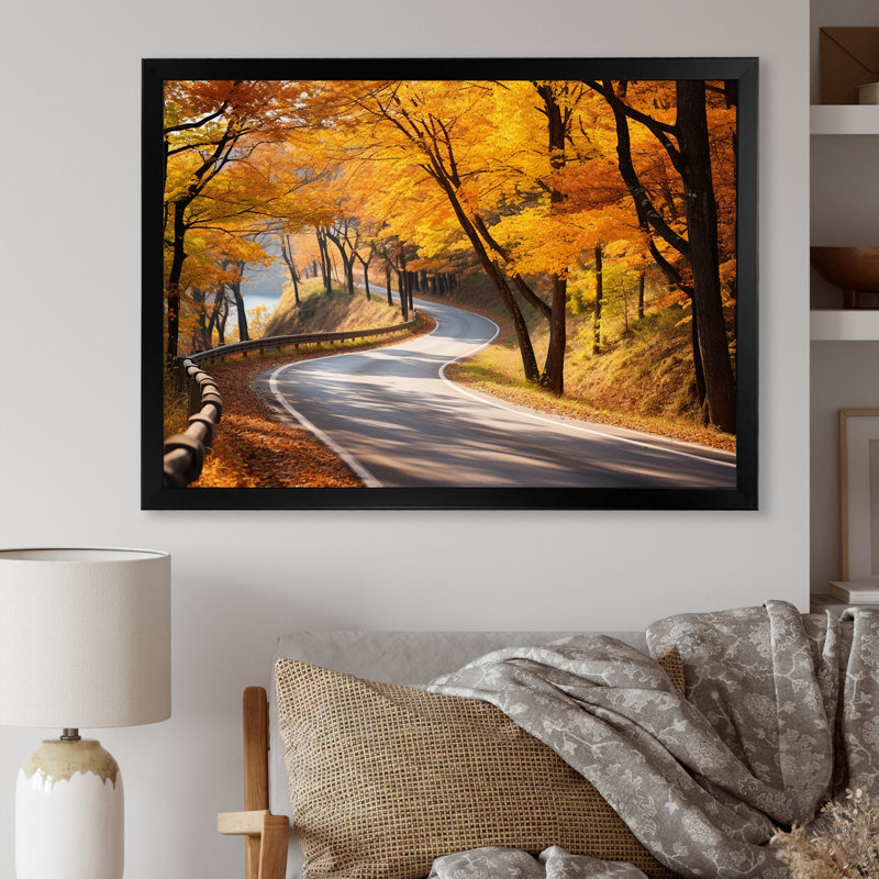 «Golden Road Into The Autumn Forest IV - Road», art mural, Cadre d'angle fermé noir, H 12 po x l 20 po x P 1 po