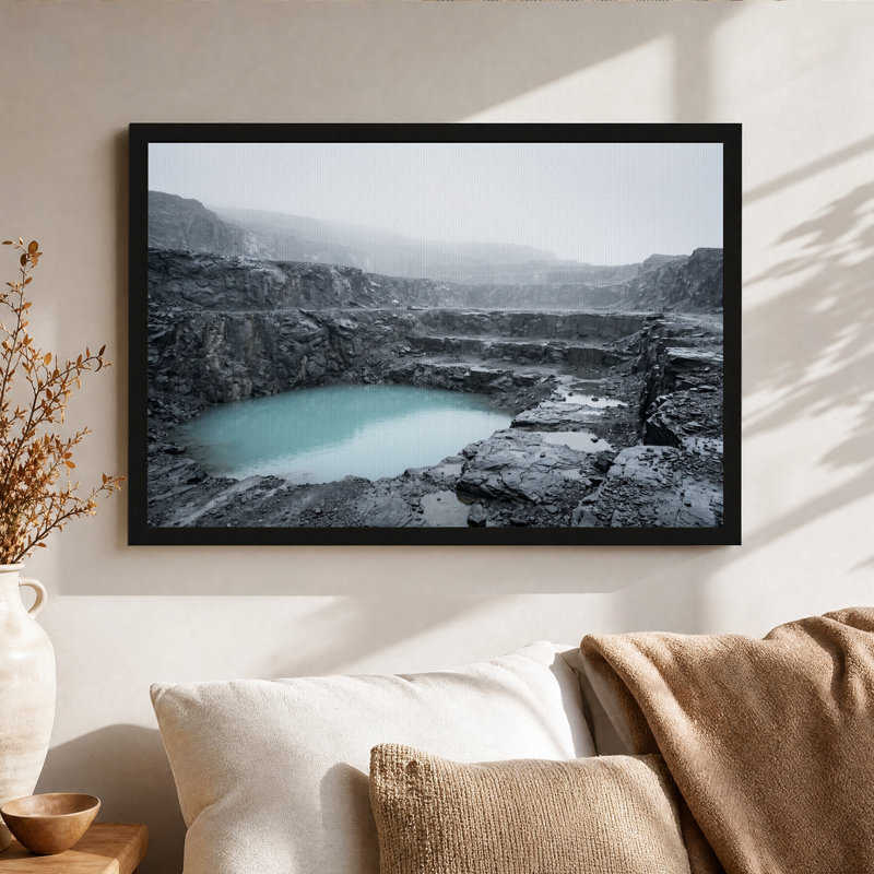 Tableau sur toile représentant un lac turquoise au milieu d'un terrain rocheux sombre, 24"H x 36"W