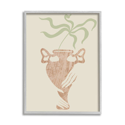 Mains tenant un vase brun avec motif de plantes botaniques