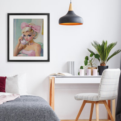«Blonde Girl with Pink Bow», reproduction sous verre encadrée, design par The Prints Vibe