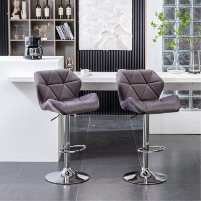 2 pivotants en velours gris. Siège en diamant avec hauteur réglable. Milieu du dos pour un confort stimulant. Repose-pieds poli. L 20,5 po x P 25,6 po H 35-43,25 po. P 14,25 po. Largeur du dossier: 15 po, hauteur: 15,5 po Assemblage