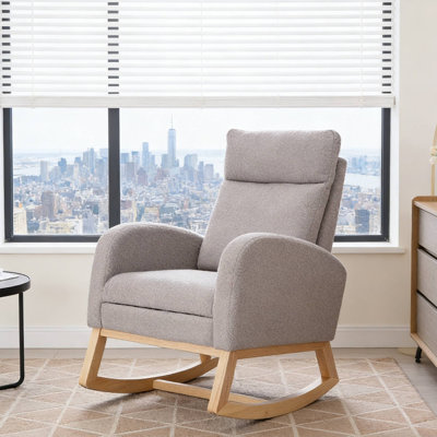 La charmante chaise berçante à haut dossier améliore le confort pour la chambre de bébé et le repos quotidien