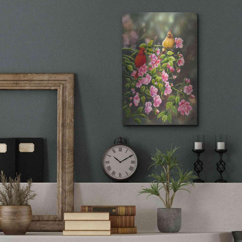 Cardinals with Roses par Sarah Davis - reproduction d'art sur métal, L 12 po x H 16 po x P 0,13 po
