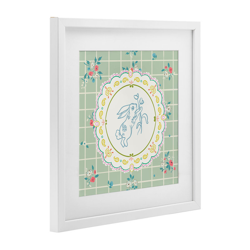 «Spring Bunny on Doily», reproduction encadrée sous verre, design par Angela Steahling, 13" H x 13" W, Cadre blanc côtier