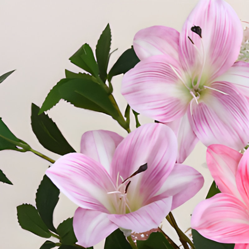 Ornements de fleurs simulées