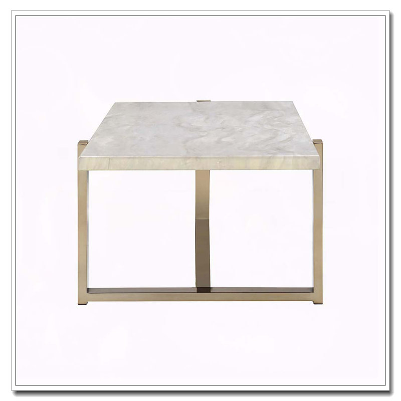 Table basse blanche et champagne