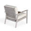 Chaise en eucalyptus gris argenté Fanning avec coussins foncés, assise profonde pour l'extérieur et confort de conception