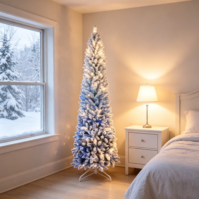 Arbre de Noël artificiel 7 pi avec 7 flancs de neige et un flocage de neige avec 300 lumières à DEL blanc chaud et 725 pointes de branches denses