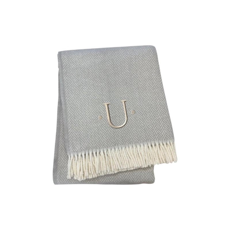 Jeté 55 po x 70 po en mélange de coton à chevrons gris et blanc avec initiales et pompons