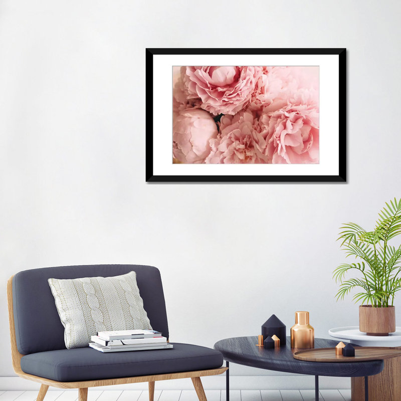 «Blush Peony», impression sur toile, H 24 po x l 32 po x P 1 po, Papier d'art encadré noir, Blanc