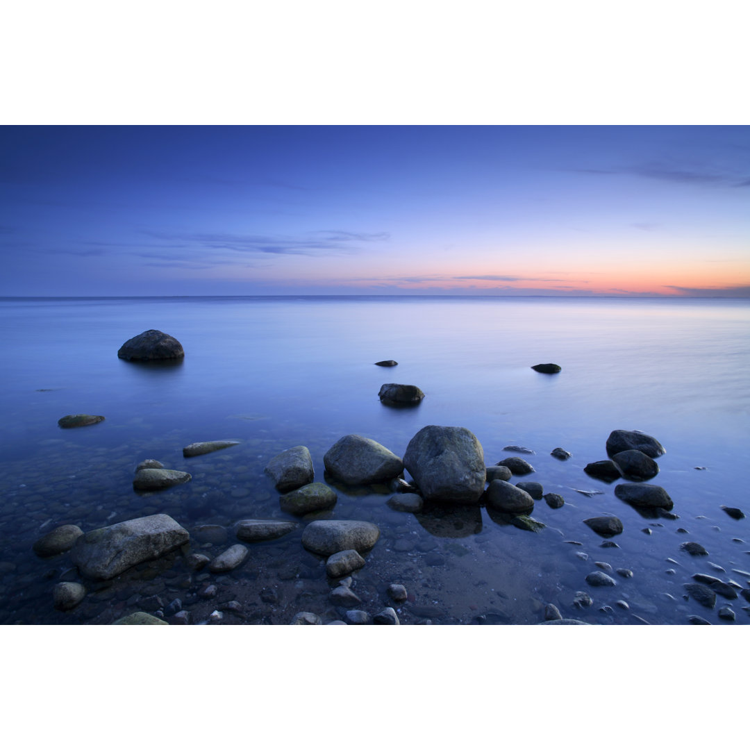 Riesige Felsbrocken am Strand nach Sonnenuntergang