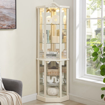 Vitrine de coin lumineuse en verre avec tablettes réglables et décoration sculptée, idéale pour mettre en valeur des objets de collection précieux