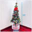 Arbre de Noël artificiel avec lumières DEL écoénergétiques, incluant 109 jupes d'arbre suspendues et garde-corps