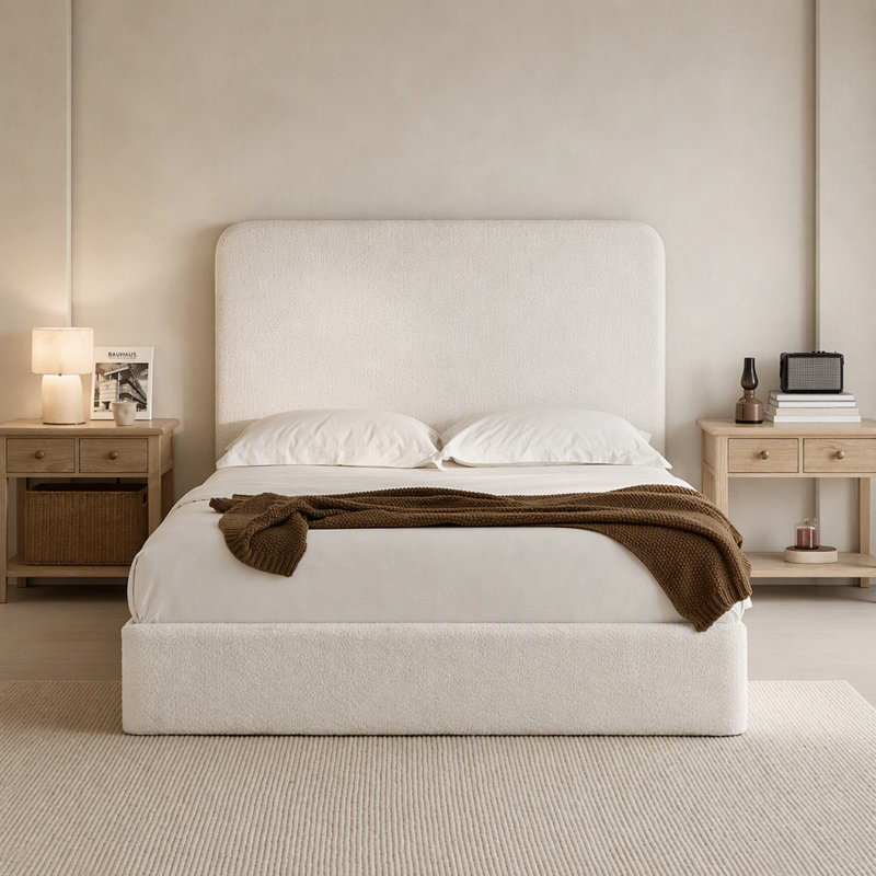 Très grand lit plateforme tapissier à très grande tête de lit, tissu chenille blanc perle de 52 pouces de hauteur, cadre de lit de chambre à coucher de luxe moderne