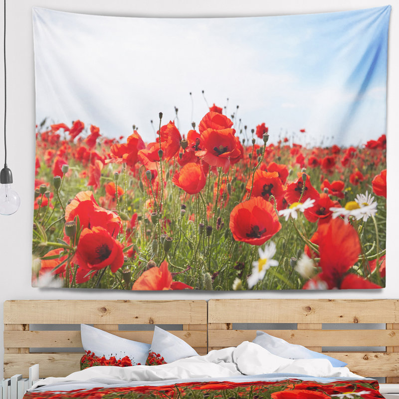 Tapisserie rouge coquelicots sous un ciel bleu vif, H 78 po x l 92 po
