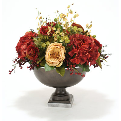 Mélange d'hortensias et de roses d'automne Hampton
