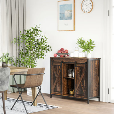 Buffet industriel. Finition brun rustique. Armoire avec portes de grange coulissantes et tablettes réglables pour le rangement. Salon, bar maison. Buffet l 35,5 po x P 13,5 po. H 30 po. Brun. Porte de rangement.