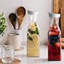 [50 oz - paquet de 4] Carafe en plastique avec couvercle, base carrée de grande capacité - pichet transparent avec couvercle rabattable, bec à jus facile à verser avec couvercles, lavage à la main seulement - parfait pour le bar Mimosa