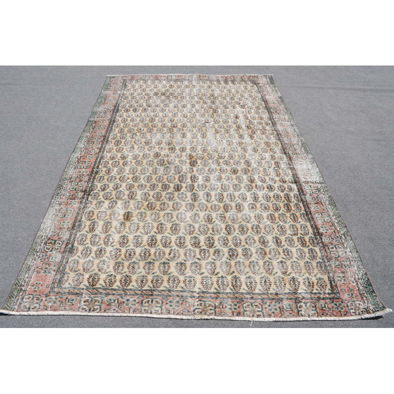 Tapis turc Artisan Vintage au motif unique avec des teintes de beige, de brun, de rouge et de vert pour une décoration intérieure élégante