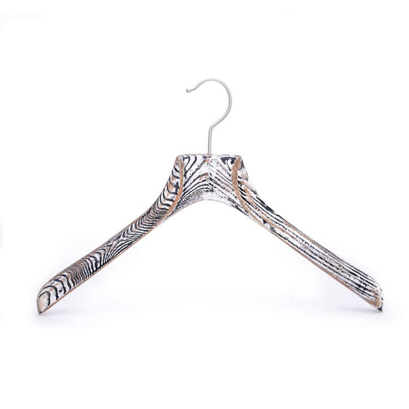 Cintre en bois massif avec motif zébré Betterall pour le rangement des vêtements et des vêtements