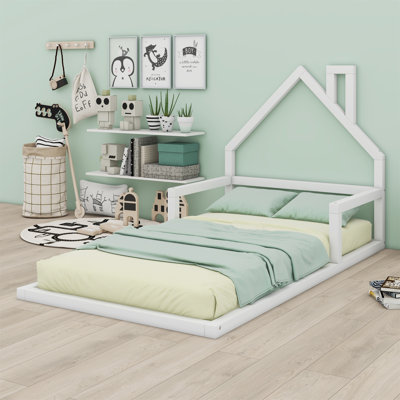 Lit en bois avec tête de lit en bois