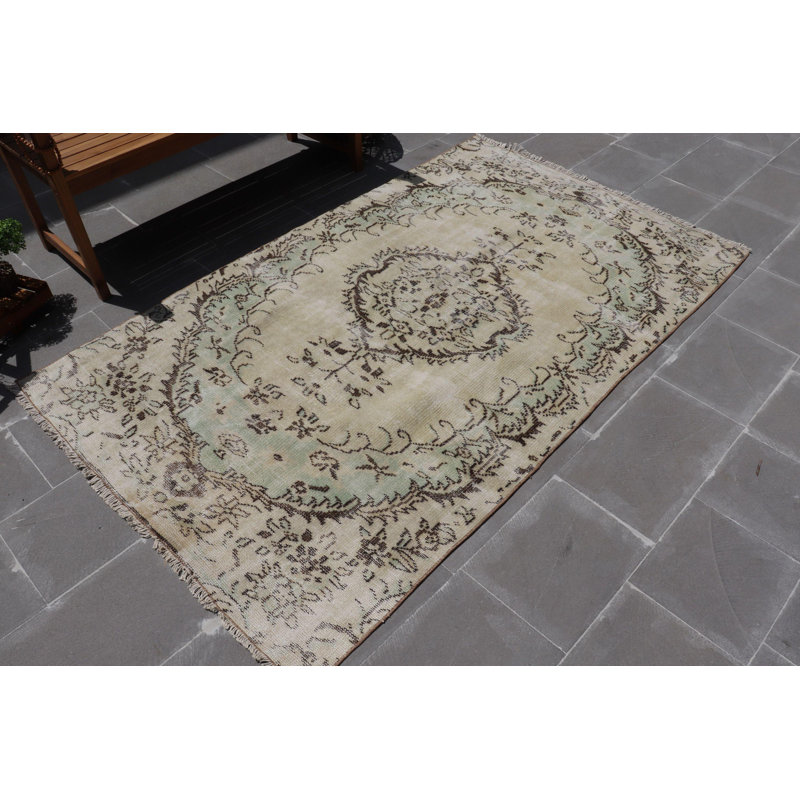 Tapis turc rétro avec un motif floral complexe et des couleurs chaudes et riches pour la décoration intérieure